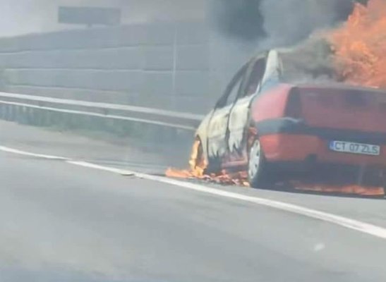 O mașină cu numere de Constanța a luat foc, în mers, pe Autostrada Bucureşti - Ploiești