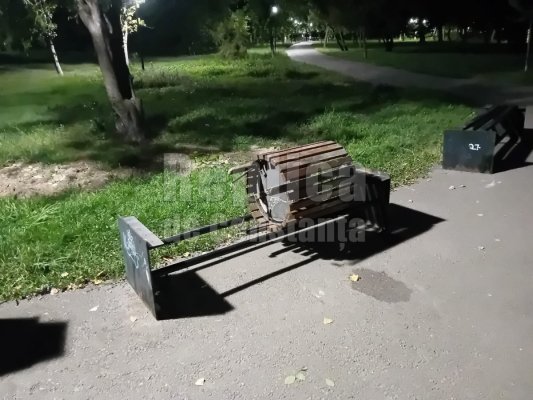 O bancă din parcul Tăbăcărie a devenit o piesă de artă de prost gust. Video