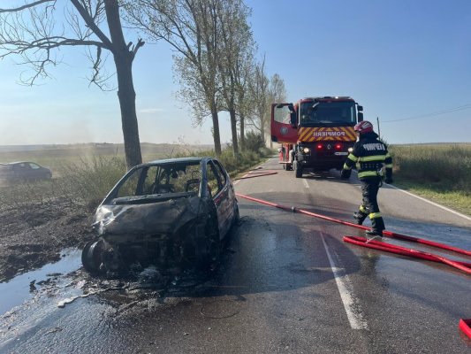 Autoturism în flăcări, la ieșire din municipiul Tulcea. Video