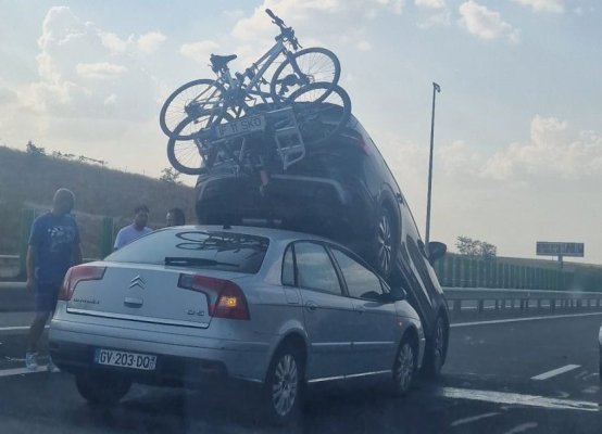 Cascadorie bizară, pe A2. Cum au ajuns două mașini una peste alta