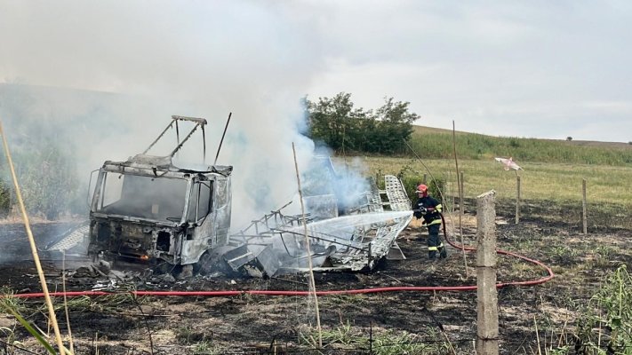 Un camion în care erau depozitați 80 de stupi a ars ca o torță, în județul Tulcea. Video