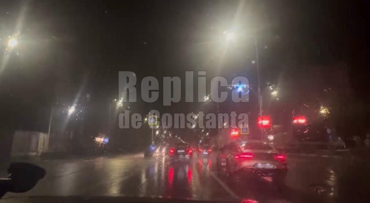 Ploaie torențială, în zona Universitate. Șoferii au circulat cu dificultate. Video