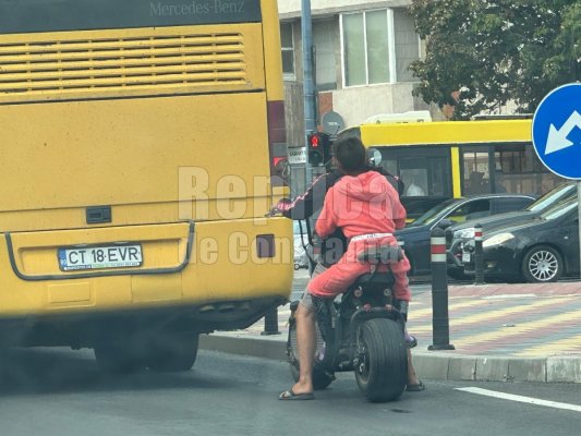 Aventură pe două roți: în halat de baie și fără cască, noua modă la malul mării! Video