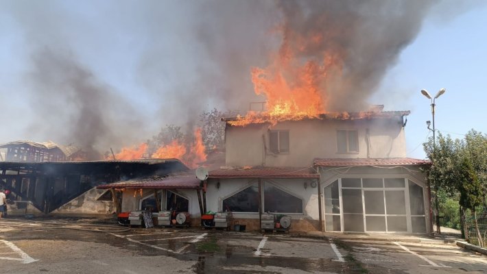 Incendiu în Cuza Vodă, la o casă: o persoană a fost imobilizată în interior