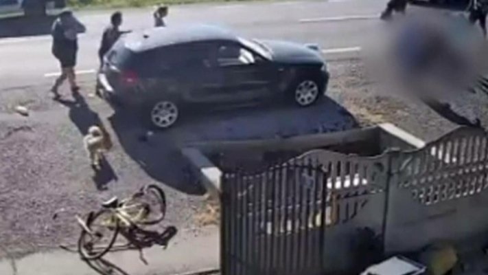 Biciclist mort după ce a fost spulberat de o mașină. A fost aruncat zeci de metri în aer