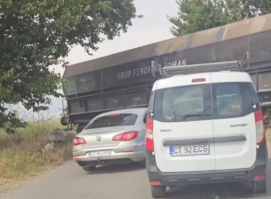 Un șofer grăbit a tăiat fața celor care așteptau la coadă, în timp ce trecea trenul. Video