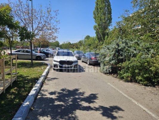 E posibil să-ți parchezi mașina, în mijlocul străzii, și să te doară în cot de ce ți se poate întâmpla?! Video