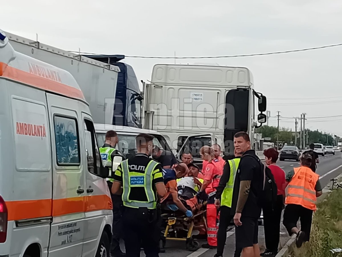 Un biciclist a încercat să avertizeze polițiștii, a fost luat la mișto și accidentul s-a produs! Video