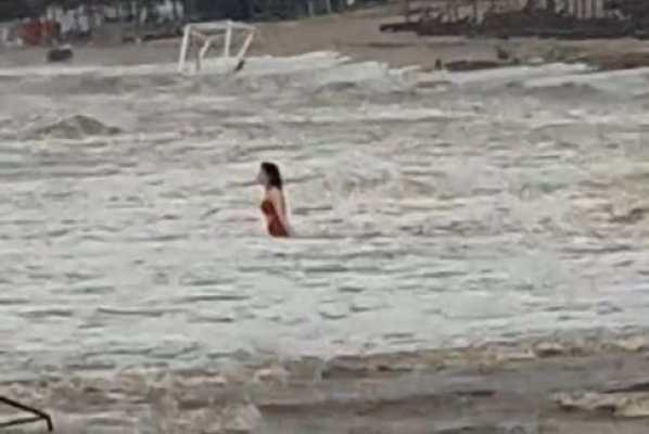 O femeie inconștientă a intrat în mare, după ploaia torențială, la Vama Veche! Video