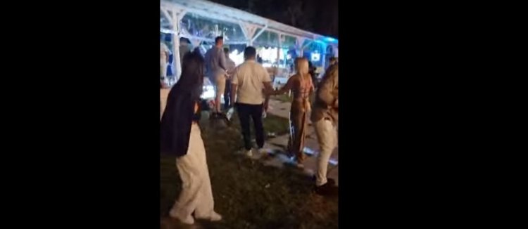 Bătaie cu bâte, scaune și gaze lacrimogene într-un club de manele. Video