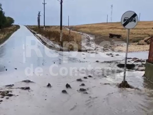 Drumul comunal care leagă Cobadin de Conacu se inundă la fiecare ploaie, după ce a fost reabilitat. Video