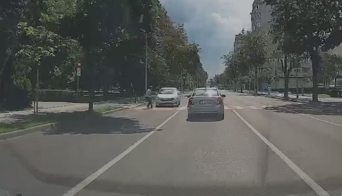 Un vârstnic care aproape a spulberat un pieton, amendat și lăsat fără permis. Video