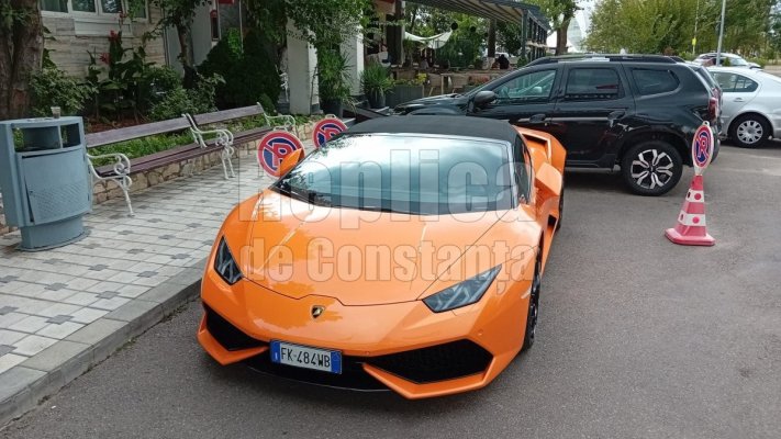 Un Lamborghini portocaliu îți ia ochii în fața hotelului unde s-a sinucis turistul din București.  Video