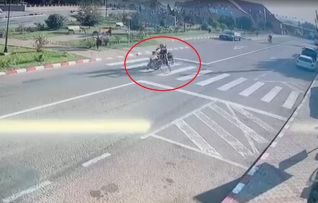 Copil de 11 ani, pe bicicletă, lovit de doi motocicliști pe o trecere de pietoni! Video 