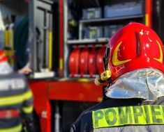 Incendiul din Maramureș, stins după 20 de ore: 4 pompieri au fost răniți