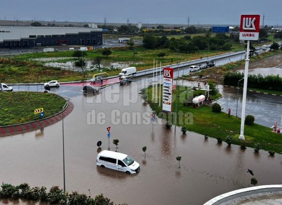 Haos la ieșire din Constanța! Șoferii circulă pe contrasens din cauza inundației. Video