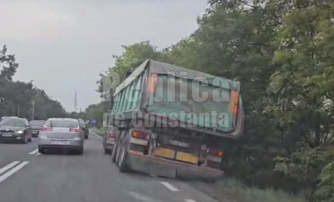 Un TIR a ajuns în șanț, pe drumul spre Eforie Nord! Video