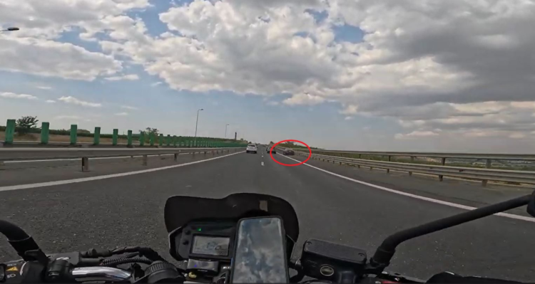 Un șofer grăbit a depășit aglomerația de pe Autostrada Soarelui pe... banda de urgență. Video