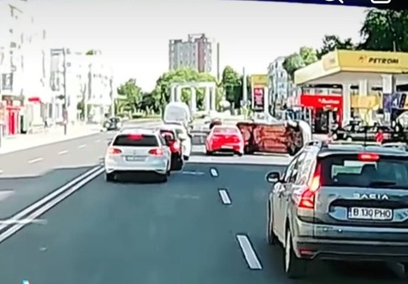 Imagini cu momentul în care un autoturism este răsturnat la Mangalia, în urma unui impact, lângă un Peco. Video