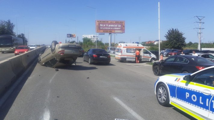 Momentul în care o mașină s-a răsturnat, la intrare în Palazu Mare. Video