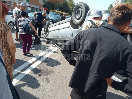 Accident spectaculos! O mașină s-a răsturnat lângă piața Tomis 3. Video