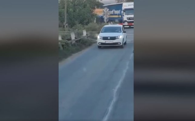 Cinci șoferi care au ocolit barierele, la o trecere la nivel cu calea ferată, căutaţi de polițiști. Video