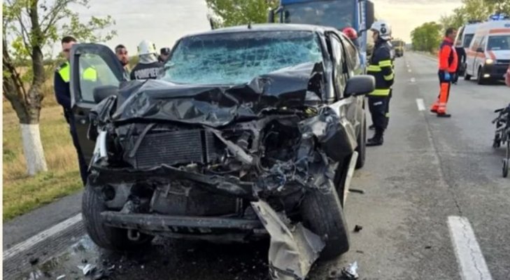 Accident mortal! Un SUV s-a făcut praf după ciocnirea de un TIR