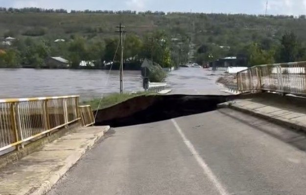 Un pod a fost luat de viiturile violente din Galați. Video