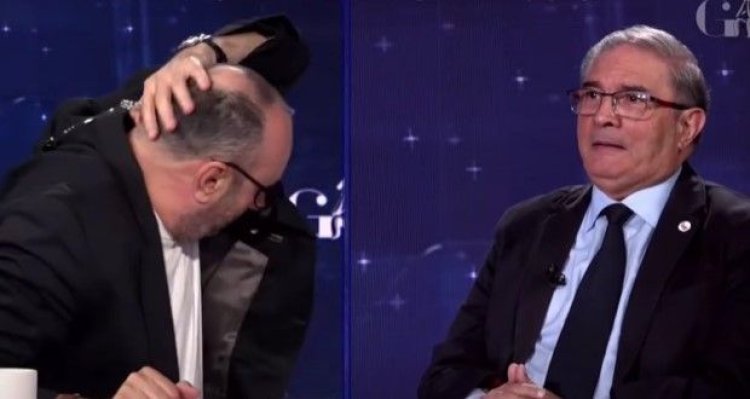 Jurnalistul Marius Tucă s-a trezit cu decorul în cap, în timpul unui interviu. Video