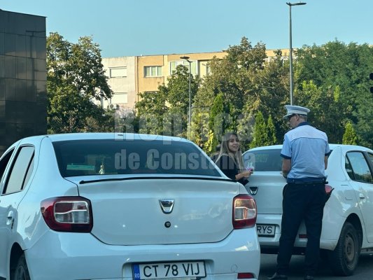 O șoferiță a încercat să convingă polițistul să nu îi dea amendă, după ce a încurcat traficul, în zona Dacia