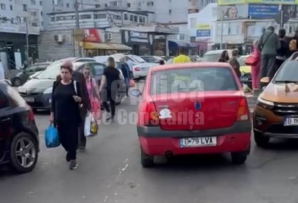 Clienții care făceau cumpărături în Piața Tomis 3, încurcați de un șofer derutat. Video