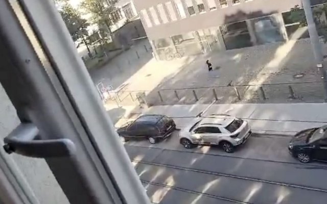 Panică în Munchen. Un bărbat înarmat a fost împușcat de polițiști! Video  