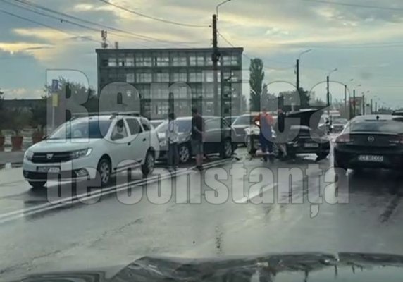 Coliziune între 3 autoturisme, în fața fabricii de pâine Dobrogea