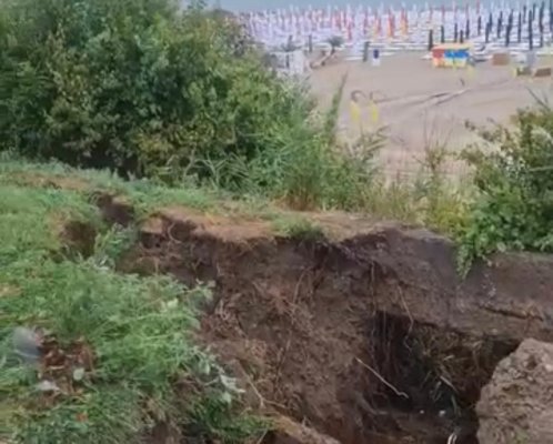 Robert Șerban, preocupat de afaceri de familie, în timp ce faleza din Eforie Nord o ia la vale! Video