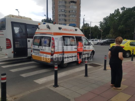 Doi pietoni au fost loviți de o mașină, în zona Kaufland Icil