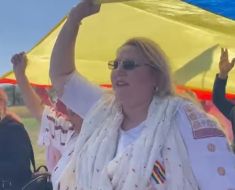 Diana Șoșoacă, huiduită la Serbările Naționale Țebea: „Sclavilor, sunteți sclavi“. Video