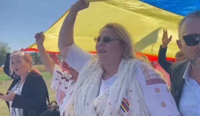 Scandal și circ! Diana Șoșoacă, huiduită la Serbările Naționale Țebea: „Sclavilor, sunteți sclavi“. Video