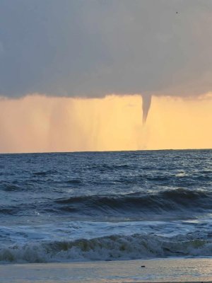 Fenomen meteo rar! O trombă cu aspect de tornadă a fost fotografiată în Vama Veche