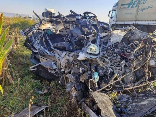 Accident teribil: Un bărbat a murit după ce a intrat cu maşina sub un TIR