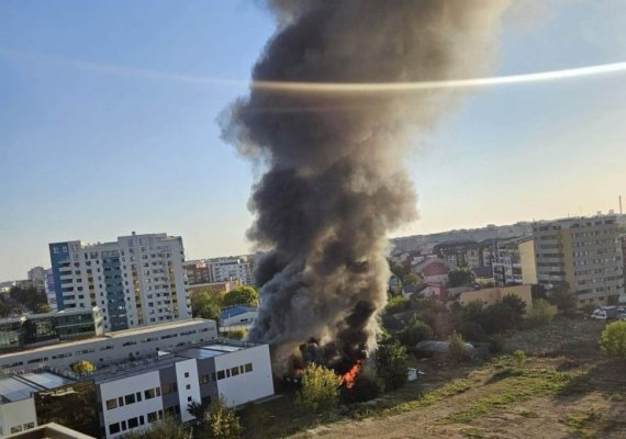 Incendiu uriaș în Capitală: Mai multe containere în care locuiau ucraineni, cuprinse de flăcări