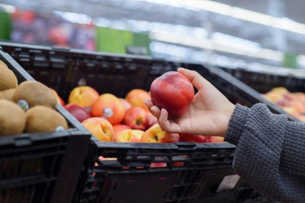 Alertă în magazinele Penny! Nectarine pline de pesticide, găsite de inspectorii ANPC