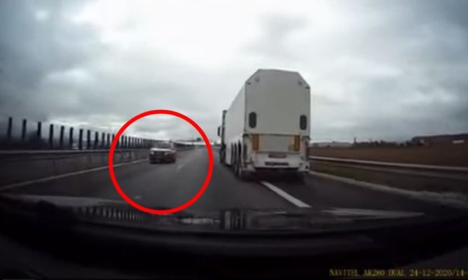 La un pas de tragedie! Bătrân de 85 de ani, surprins în timp ce circula pe contrasens pe autostradă. Video