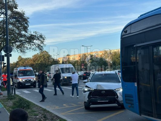 Accident rutier între două autoturisme și un autobuz CT BUS, în zona Dacia. Video