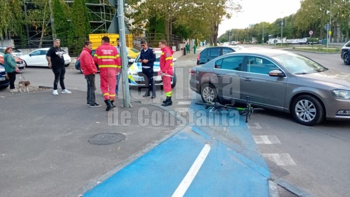 Biciclist lovit de un șofer grăbit, chiar pe pista pentru biciclete! Video 