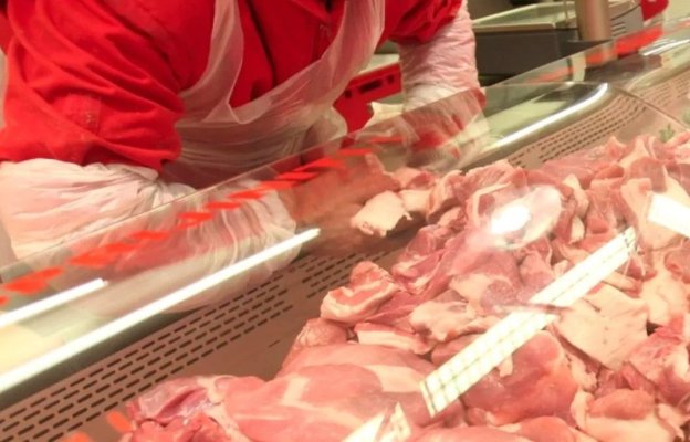 Produsele din carne de porc se vor scumpi, în pragul sărbătorilor de iarnă. Vezi cu cât