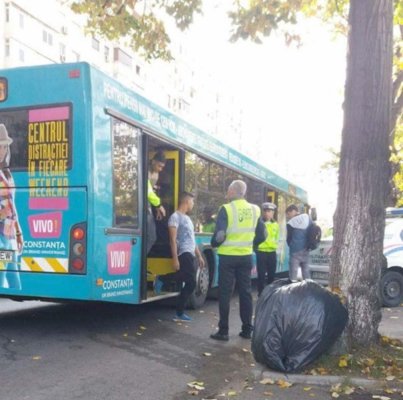 Incredibil! O femeie a fost prinsă între ușile unui autobuz CT BUS, în timp ce copilul apucase să coboare