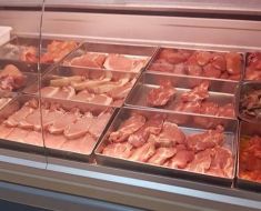Premierul Ciolacu recunoaște că românii consumă carne de porc din import