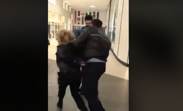 VIDEO. IMAGINI surprinse într-un mall din București. MAMĂ SMULSĂ de lângă copil de polițiști. Cel mic a rămas în grija unor străini