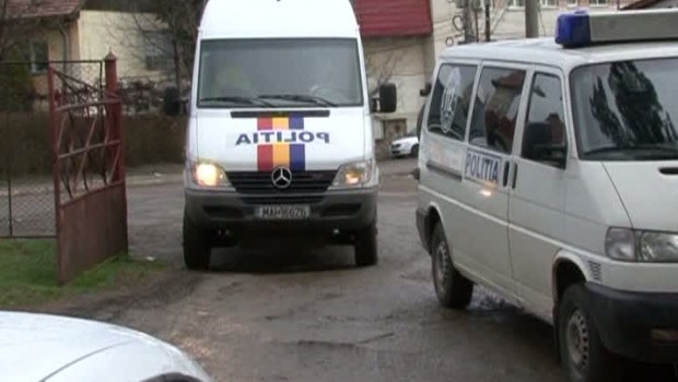 Poliţişti atacaţi cu târnăcopul, a fost nevoie de intervenţia mascaţilor. S-au tras mai multe focuri de armă