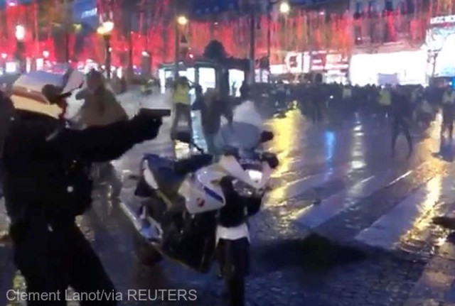 'Vestele galbene': Polițiști atacați pe Champs-Elysees de manifestanți